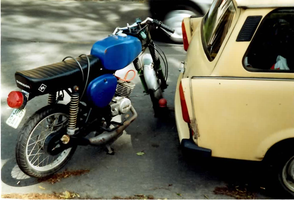 Getunte Simson S50 neben einem Trabant