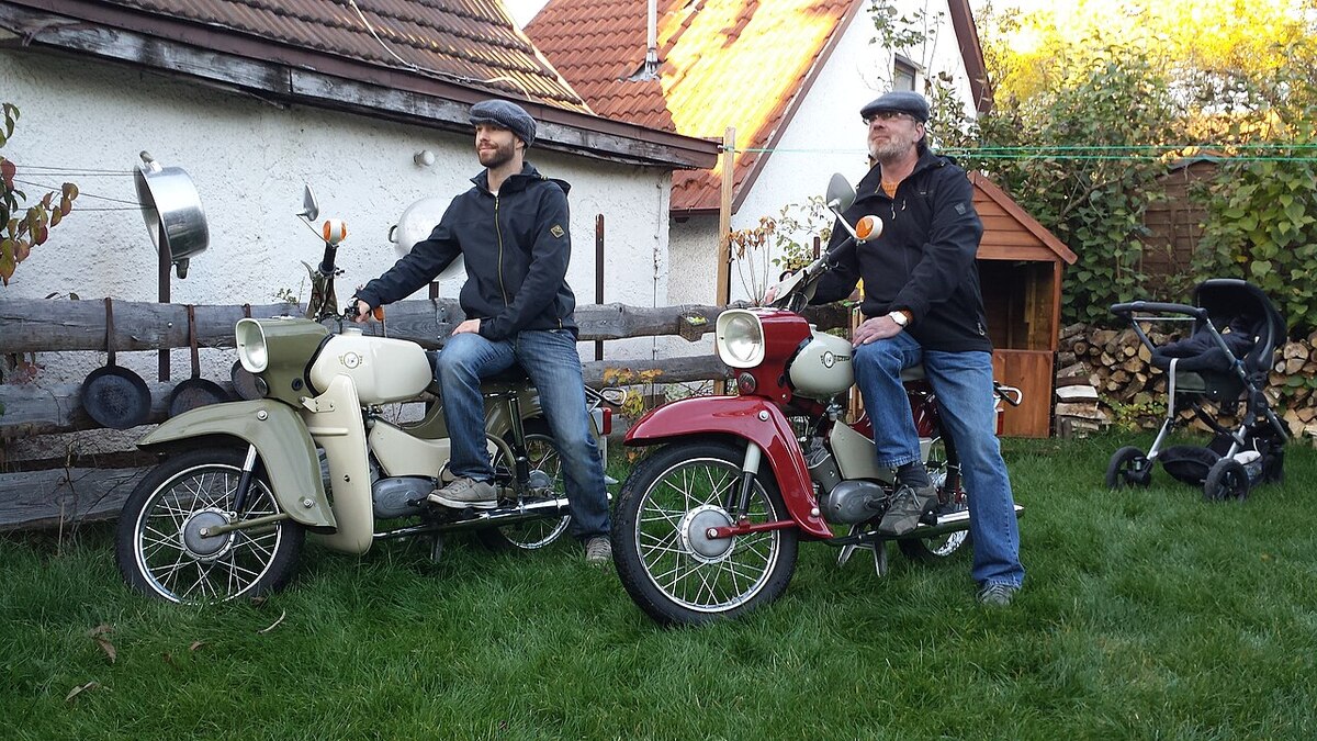 Zwei Simson-Modelle der Vogelserie nebeneinander abgestellt