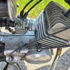 Nahaufnahme eines Simson-Motors mit Zylinder und BVF-Vergaser