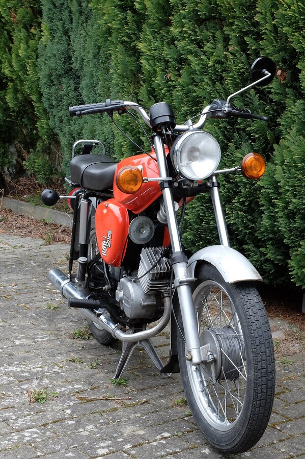 Frontansicht einer Simson S51 mit Scheinwerfer und Blinkern