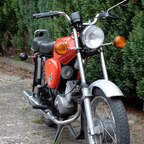 Frontansicht einer Simson S51 mit Scheinwerfer und Blinkern