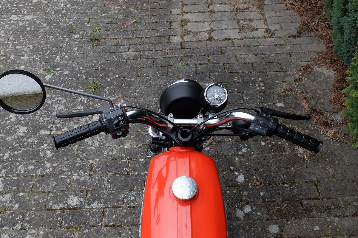 Blick über den Lenker einer Simson S51 mit Tachometer