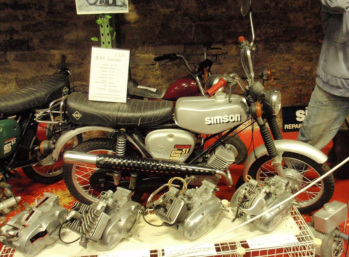 Zu einer Enduro umgebaute Simson S51 mit Motoren im Vordergrund
